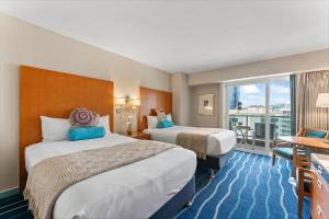 ホノルルにあるAla Moana Hotel Condo 15th floorのベッド2台とバルコニー付きのホテルの部屋 +24枚の写真
