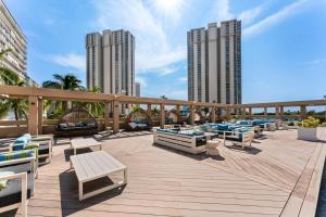ホノルルにあるAla Moana Hotel Condo 15th floorのデッキ(ベンチ、テーブル、建物付)