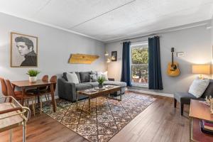 Χώρος καθιστικού στο Famous MUSIC ROW 1 Bedroom Condo with FREE Parking and Pool