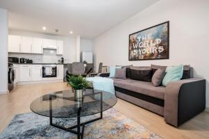 Kuchyň nebo kuchyňský kout v ubytování Lux Livin' Apartments - Luxury 2 Bed Apartment City Centre Free Parking