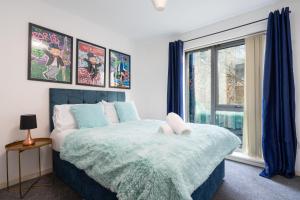 Postel nebo postele na pokoji v ubytování Lux Livin' Apartments - Luxury 2 Bed Apartment City Centre Free Parking