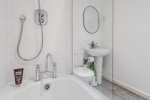 Koupelna v ubytování Lux Livin' Apartments - Luxury 2 Bed Apartment City Centre Free Parking