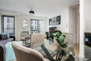 Posezení v ubytování Lux Livin' Apartments - Luxury 2 Bed Apartment City Centre Free Parking