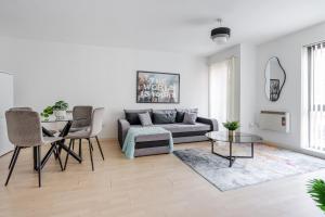 Posezení v ubytování Lux Livin' Apartments - Luxury 2 Bed Apartment City Centre Free Parking + 29 fotografií