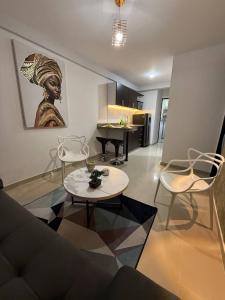カリにあるGranada Luxury Loftのソファとテーブルと椅子のあるリビングルーム