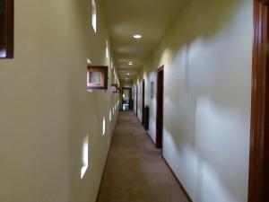 an empty hallway with a long hallway sidx sidx sidx at Hotel Finca Los Venancios in Bones