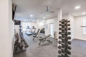 une salle de sport avec plusieurs vélos d'exercice dans une pièce dans l'établissement Luxurious King 3BR Suite Mins to Downtown Durham!, à Durham
