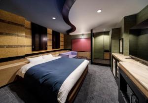 Rúm í herbergi á HOTEL HanaBi 長良の湯 -大人専用-