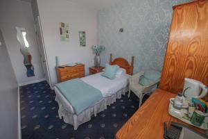 Un pat sau paturi într-o cameră la Tower House Executive Guest House