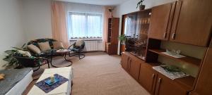 Posezení v ubytování Apartmány Zelená Hora s velkou zahradou