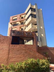 ein Gebäude mit einer Backsteintreppe vor einem Gebäude in der Unterkunft Valle Sol in El Valle del Espíritu Santo