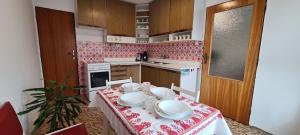 Kuchyň nebo kuchyňský kout v ubytování Apartmány Zelená Hora s velkou zahradou