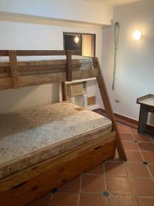 ein Schlafzimmer mit zwei Etagenbetten in einem Zimmer in der Unterkunft Valle Sol in El Valle del Espíritu Santo