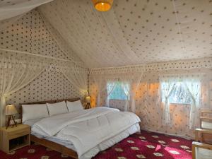Shepherd's Lore Camps & Resort客房内的一张或多张床位