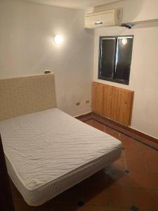 ein Schlafzimmer mit einem Bett in einem Zimmer mit einem Fenster in der Unterkunft Valle Sol in El Valle del Espíritu Santo + 11 Fotos