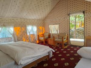 Shepherd's Lore Camps & Resort客房内的一张或多张床位