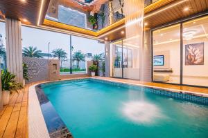 een groot zwembad in een huis bij Lucy Villa Sầm Sơn in Sầm Sơn