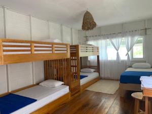 Un dormitorio con dos literas y una ventana. en Crow's Nest, en Tua Pejat