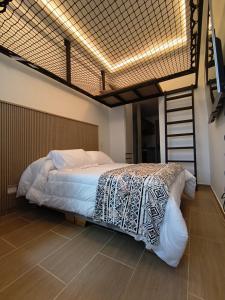 una camera con letto e letto a soppalco di Apartamento barrio La Castellana a Bogotá