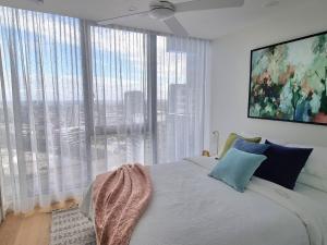 Ένα ή περισσότερα κρεβάτια σε δωμάτιο στο Southbank Bay Views Free parking WIFI smart TV