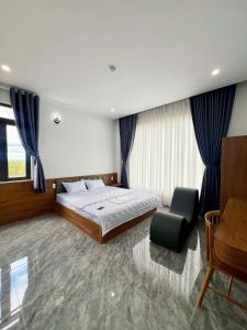 Postel nebo postele na pokoji v ubytování Hotel Tuỳ Anh