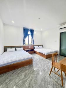 Postel nebo postele na pokoji v ubytování Hotel Tuỳ Anh