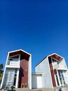 DiyengにあるSkypiea Diengの隣り合う高層ビル2棟