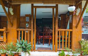 Balkón nebo terasa v ubytování TANGLAW - A Private Rest house with pool near Tagaytay City