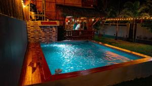 Bazén v ubytování TANGLAW - A Private Rest house with pool near Tagaytay City nebo v jeho okolí