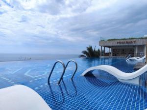Mandala Beachfront Mui Ne - TanThanh Condotel في موي ني: مسبح في منتجع مطل على المحيط