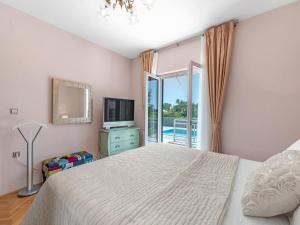 Giường trong phòng chung tại Villa near Krka with Private Pool +28 ảnh