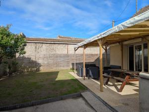 patio con tavolo da picnic in cortile di Maison familiale au bord de la Loire à Sigloy pour 6 personnes - FR-1-590-572 a Sigloy