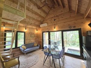 Μια τηλεόραση ή/και κέντρο ψυχαγωγίας στο Chalet Médiéval à Domme avec Spa et Parking - FR-1-616-479
