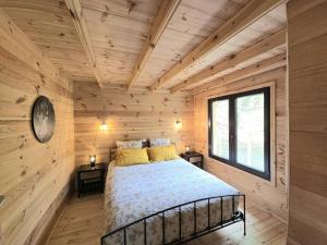 Ένα ή περισσότερα κρεβάτια σε δωμάτιο στο Chalet Médiéval à Domme avec Spa et Parking - FR-1-616-479