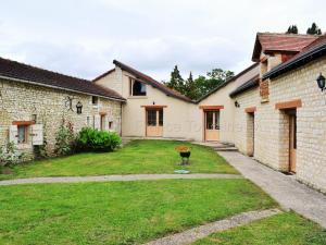 a courtyard of a house with a yard at Gîte Tourangelle avec Piscine Intérieure, Wifi, Jardin - FR-1-381-619 in Assay