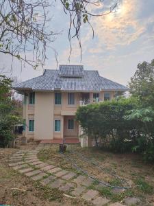 a house with a garden hose in front of it at บ้านชยชิโต Chayachito Home Stay in Ban Mo
