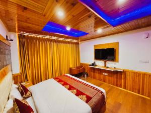 Televiisor ja/või meelelahutuskeskus majutusasutuses Himalayan Valley View Resort - Rooms with Balcony and mountain view - Peacefull place - Private Parking - Easy Access