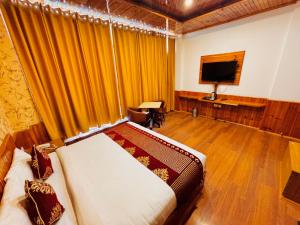 Televiisor ja/või meelelahutuskeskus majutusasutuses Himalayan Valley View Resort - Rooms with Balcony and mountain view - Peacefull place - Private Parking - Easy Access