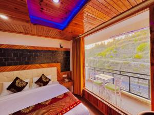 Voodi või voodid majutusasutuse Himalayan Valley View Resort - Rooms with Balcony and mountain view - Peacefull place - Private Parking - Easy Access toas