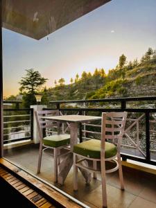 Rõdu või terrass majutusasutuses Himalayan Valley View Resort - Rooms with Balcony and mountain view - Peacefull place - Private Parking - Easy Access
