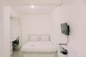 TV a/nebo společenská místnost v ubytování Cozy Stay Studio at Urbantown Serpong Apartment By Travelio