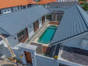 Bazén v ubytování Kardi Residence By Bali Cabin nebo v jeho okolí