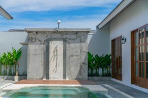 Bazén v ubytování Kardi Residence By Bali Cabin nebo v jeho okolí