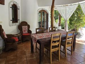 a dining room with a wooden table and chairs at Villa Bruga en Samara Rocks in Sámara