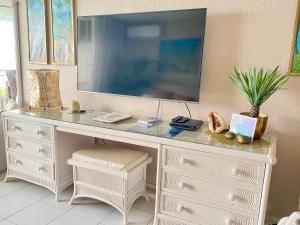 TV a/nebo společenská místnost v ubytování Excellence Suites Orient Beach Oceanview King-Size Beach Pool Parking + 37 fotografií