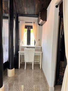 un bureau blanc dans une pièce avec une chaise blanche dans l'établissement Bently Farm Retreat Mũi Né-Premium bungalow-06, à Ấp Phú Hiệp