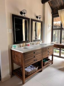 une salle de bain avec un grand lavabo et un miroir dans l'établissement Bently Farm Retreat Mũi Né-Premium bungalow-06, à Ấp Phú Hiệp