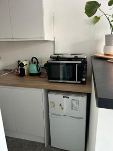 a microwave sitting on top of a counter in a kitchen at O métro gratte-ciel in Villeurbanne