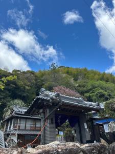 Tosaペットと泊れる一軒家三井家みついんく平家の母屋一棟貸切的山丘上的房子
