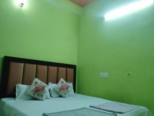 Letto o letti in una camera di "Om Sadan" Guest House Ayodhya Dhaam